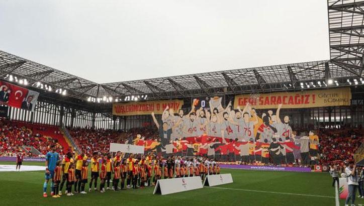 Göztepe taraftarından yönetim beş farklı dilde mesaj