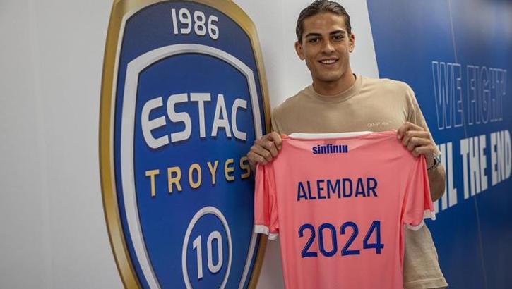 Doğan Alemdar resmen Troyes'ta! Formayla poz verdi