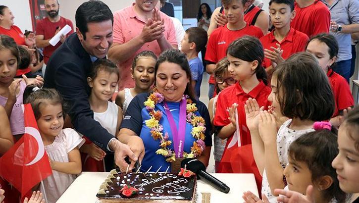 Merve Nur Eroğlu'na memleketi Bolu'da çiçekli karşılama