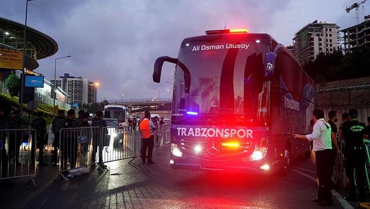 Trabzonspor, Galatasaray maçı için stadyuma ulaştı