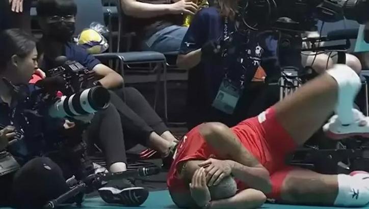 Melissa Vargas kafasını kameraya çarptı, yerden kaldı