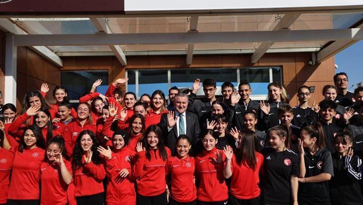Gençlik ve Spor Bakanı Osman Aşkın Bak milli sporcularla bir araya geldi