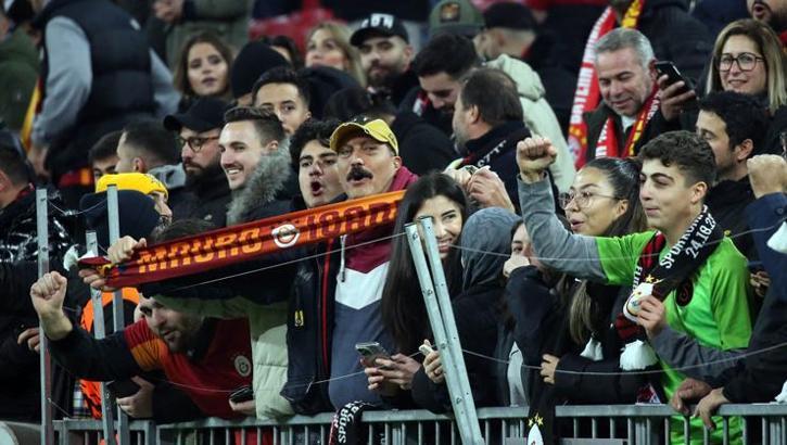 Galatasaray taraftarı Allianz Arena'da şov yaptı! Münih'e baskı, Aslan'a coşku