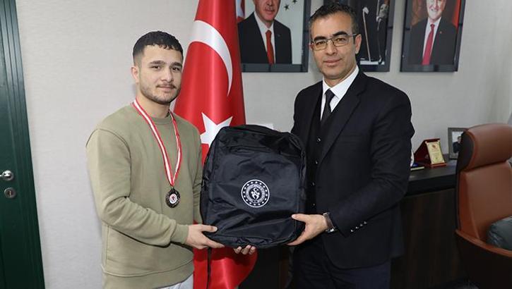 Ağrılı Boksör Sezgin Acar, Türkiye üçüncüsü oldu!