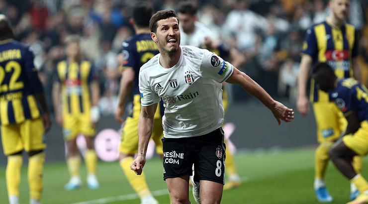 Beşiktaş'ta Salih Uçan fırtınası! Geçen sezonu geride bıraktı