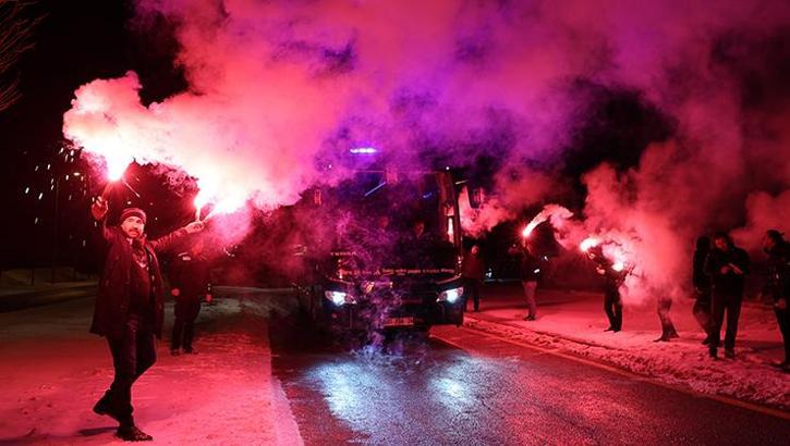 Beşiktaş’a Sivas’ta coşkulu karşılama: Meşaleler yakıldı!