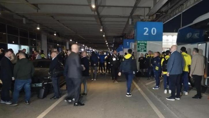 Fenerbahçe İstanbul'a döndü! Taraftarlardan karşılama