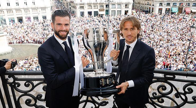 Real Madrid, şampiyonluk kupasıyla tur attı