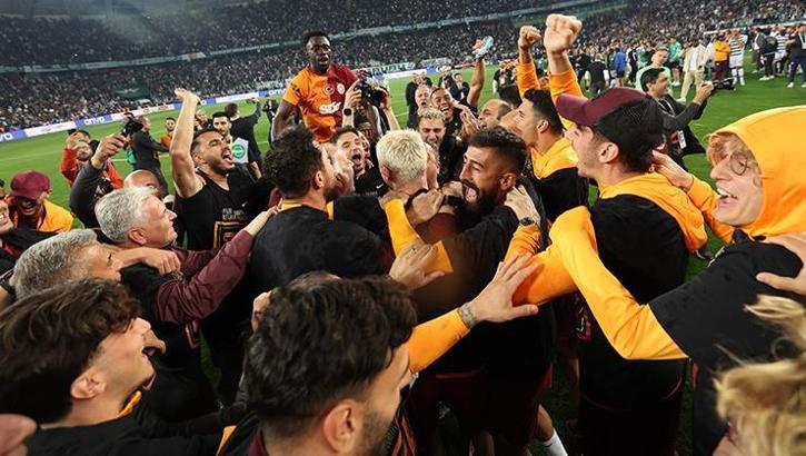 Galatasaraylı taraftarlar, şampiyonluğun ardından Florya'ya akın etti
