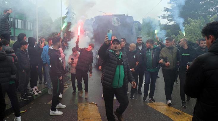 Sakaryasporlu taraftarlardan Adana'ya akın