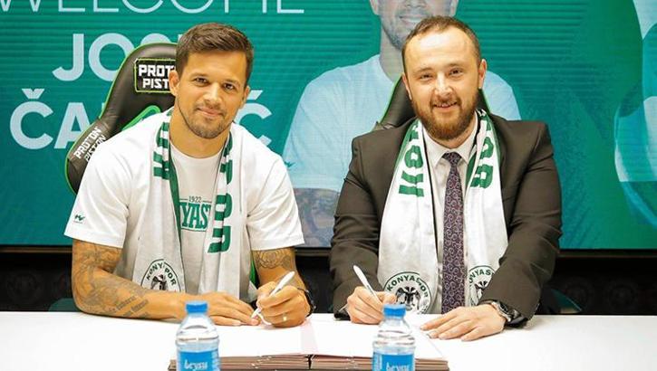 Konyaspor'da tahta açıldı, ilk transfer imzaladı!