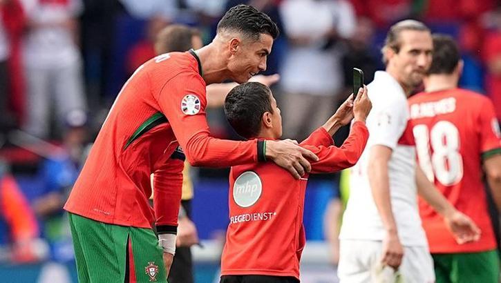 Cristiano Ronaldo için engelleri aştı, selfieyi kaptı!
