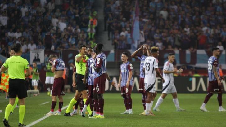 Trabzonspor-Beşiktaş maçında tarihe geçen kırmızı kart! Bir ilk...