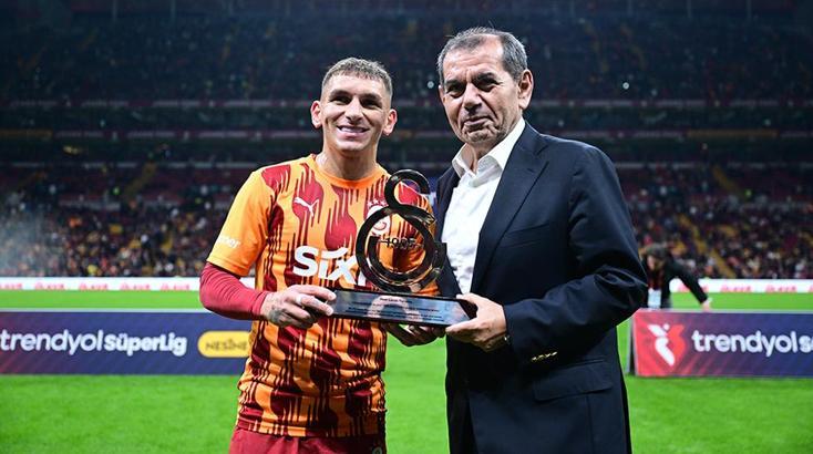 Galatasaray'da Lucas Torreira'ya 100. maç plaketi