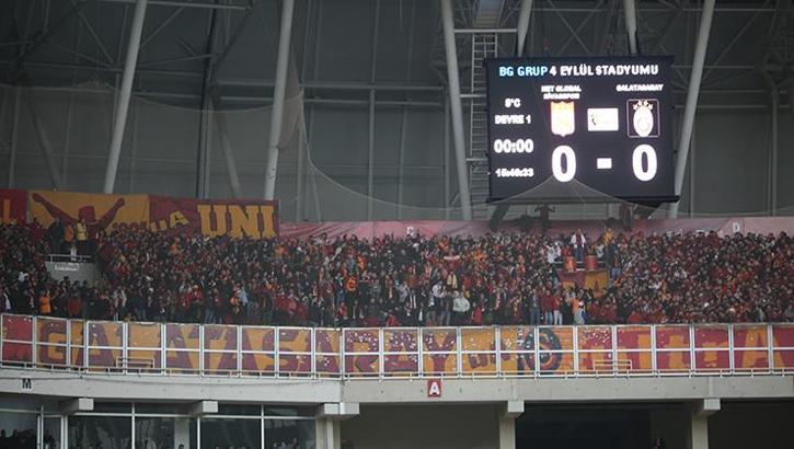 Galatasaraylı taraftarlar takımını yalnız bırakmadı