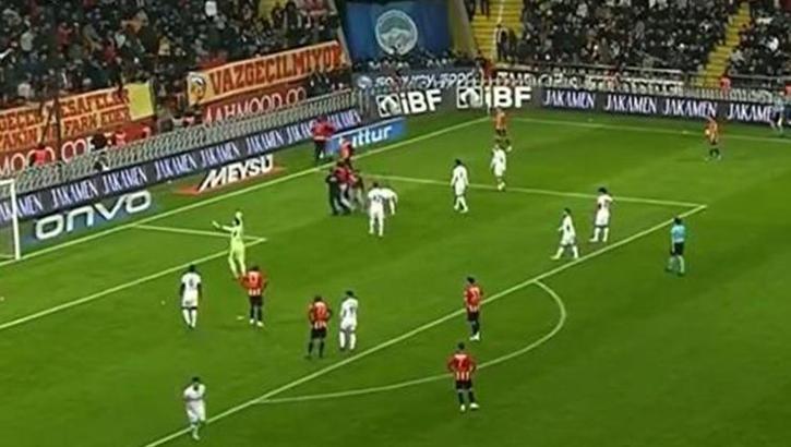 Kayserispor-Galatasaray maçında akılalmaz olay! Muslera ile selfie çektirmek için sahaya girdi, yabancı madde yağdı...