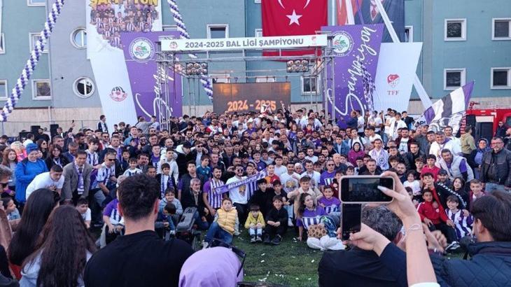 Karadeniz Ereğli Belediyespor kupasına kavuştu! 23 yıl sonra 3. Lig'de