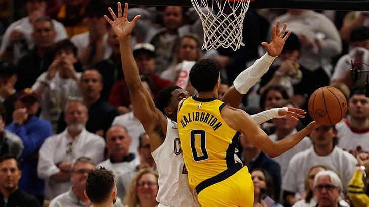 NBA Playoffs: Pacers steal dramatic Game 2, Warriors win despite scary Curry injury