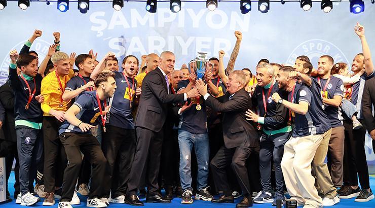 1.Lig'e yükselen Sarıyer kupasına kavuştu