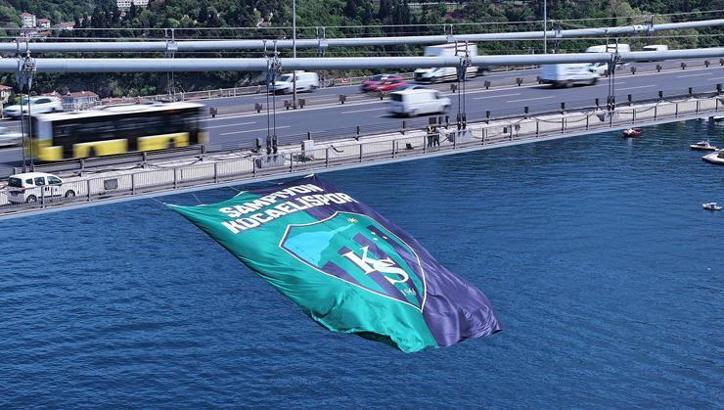 Kocaelispor'un bayrağı İstanbul Boğazı'na asıldı