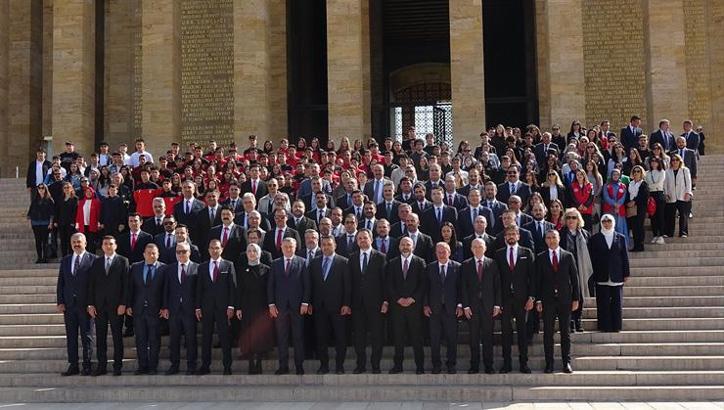 Bakan Bak beraberindeki heyetle Anıtkabir'i ziyaret etti