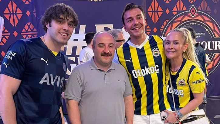 Fenerbahçeli fenomenlerden Mustafa Varank ile galibiyet pozu