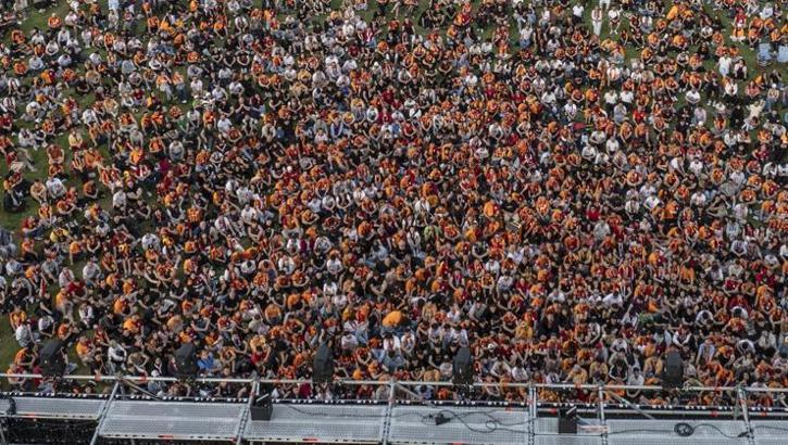 Galatasaraylı taraftarlar, Göztepe maçını Yenikapı'da takip etti