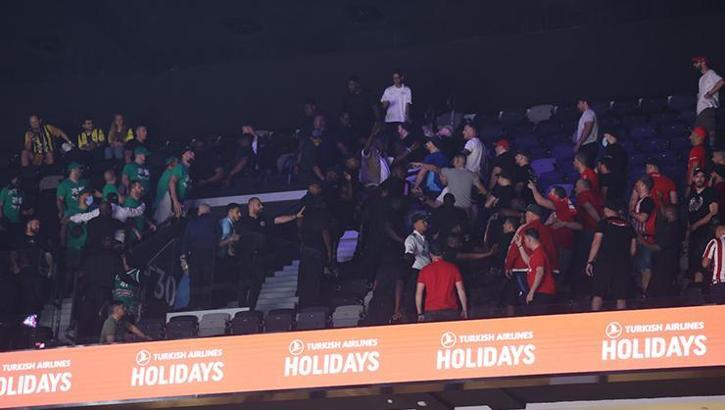 EuroLeague'de üçüncülük maçı öncesi Olympiakos-Panathinaikos tribünleri karıştı