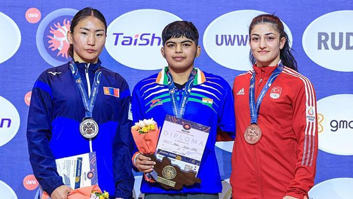 Moğolistan'da milli kadın güreşçilerden 1 gümüş ve 1 bronz