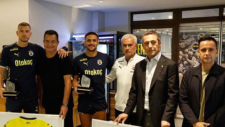 Fenerbahçe Başkanı Ali Koç'tan, Edin Dzeko ve Dusan Tadic'e plaket