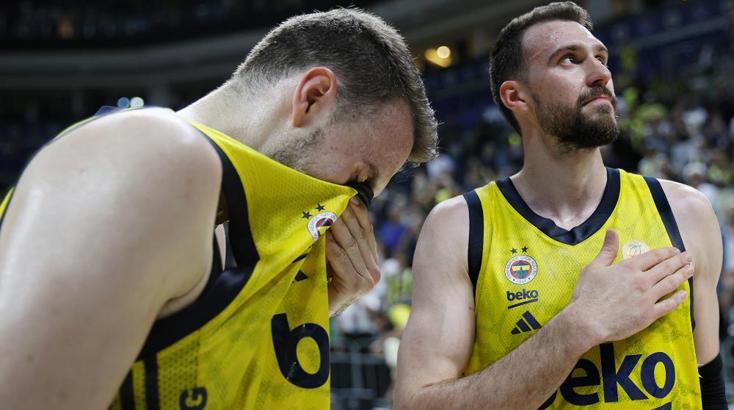 Fenerbahçe taraftarından Marko Guduric'e sevgi gösterisi | Gözyaşlarını tutamadı
