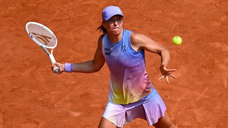 Swiatek extends her French Open record to reach semi-final against Sabalenka