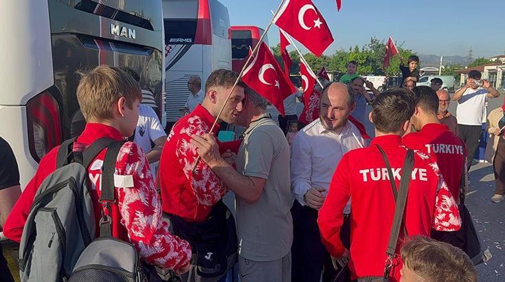 Avrupa Bilek Güreşi Şampiyonası'nda madalya alan sporcular Bursa'ya döndü