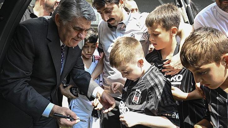 Serdal Adalı, Tüpraş Stadı'nda çocuklarla bir araya geldi