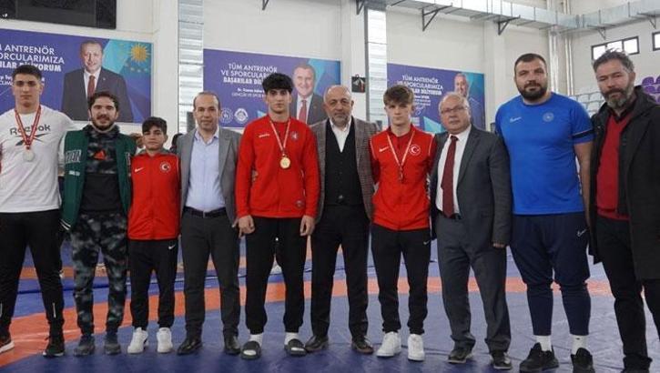 Milli güreşçiler 3 bronz madalya kazandı