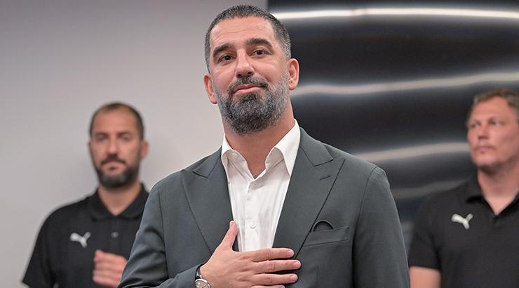Arda Turan Shakhtar Donetsk'te futbolcularla tanıştı