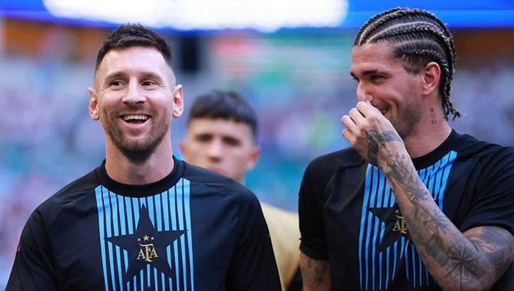 Rodrigo de Paul meets Lionel Messi!