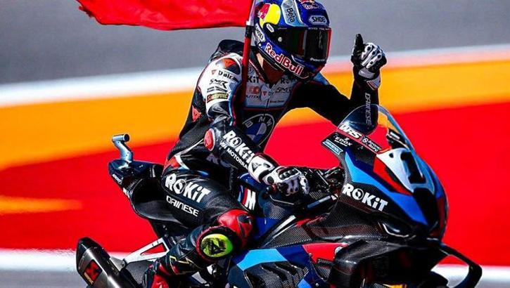 Red Bull Sporcusu Toprak Razgatlıoğlu İngiltere’de liderlik için piste çıkıyor
