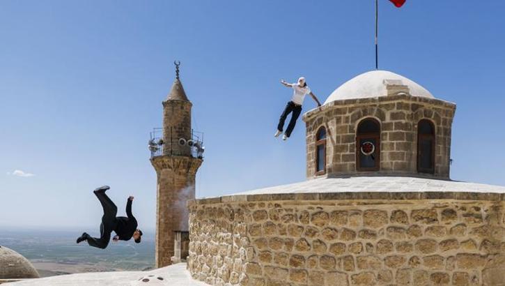 Red Bull Sporcuları Hazal Nehir ve Lilou Ruel, Tarihi Mardin çatılarında sınırları zorladı