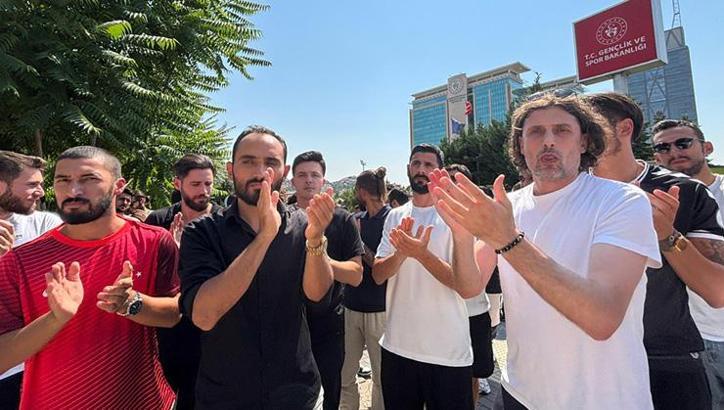 3. Lig futbolcularından bakanlık önünde açıklama