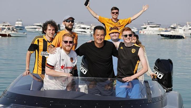 Acun Ilıcalı shows English fans around Turkey