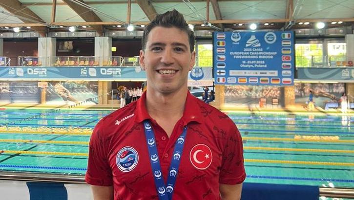 Milli sporcu Derin Toparlak, Paletli Yüzme Avrupa Şampiyonası'nda üçüncü oldu!