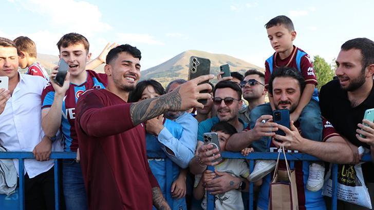 Trabzonspor'da futbolcular, taraftarla bir araya geldi