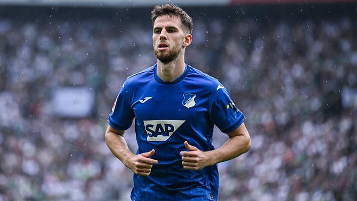 Leeds lands German midfielder Stach for £17m