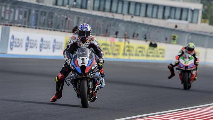 Superbike Macaristan ayağının ilk yarışında kazanan Toprak Razgatlıoğlu