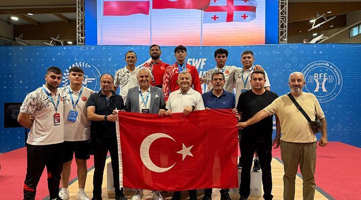 Milli sporculardan halterde tarihi başarı
