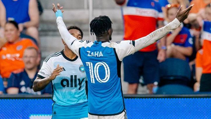 Zaha'dan muhteşem gol: Charlotte'u sırtladı götürüyor