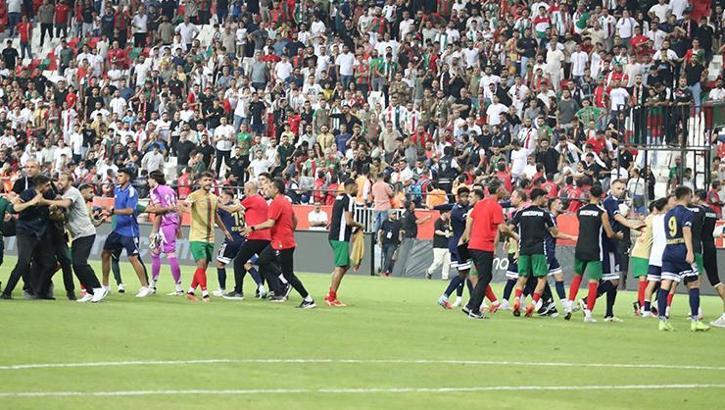 Amedspor-Erzurumspor maçı sonrası ortalık karıştı! Devreye polisler girdi...