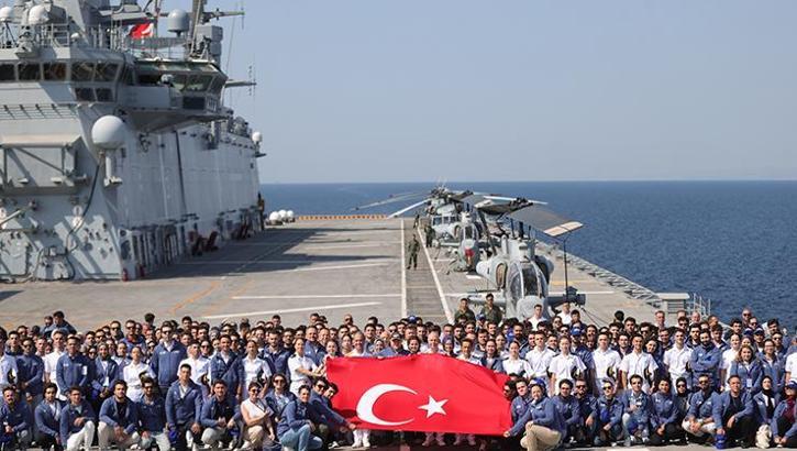Gençler, Zafer Haftası'nda TCG Anadolu ile yolculuk yaptı
