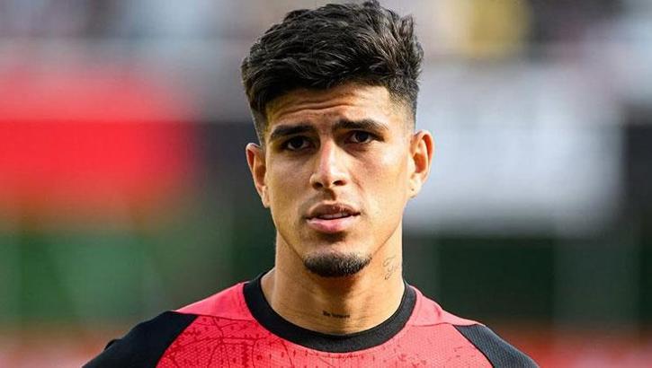 Arsenal take Hincapie off Tottenham's hands